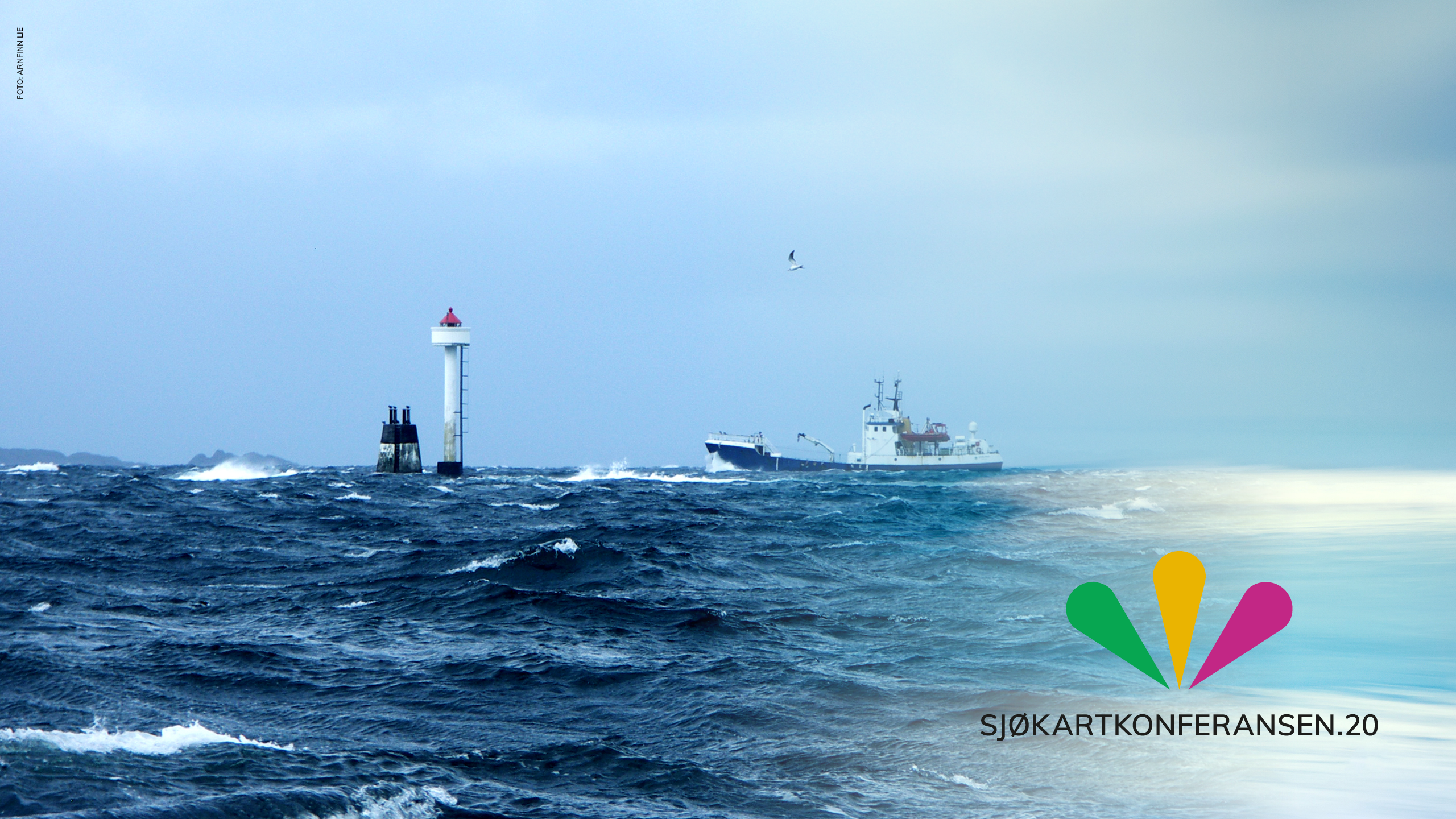 Fiskebåt seiler ved Tungenes fyr. Foto: Arnfinn Lie