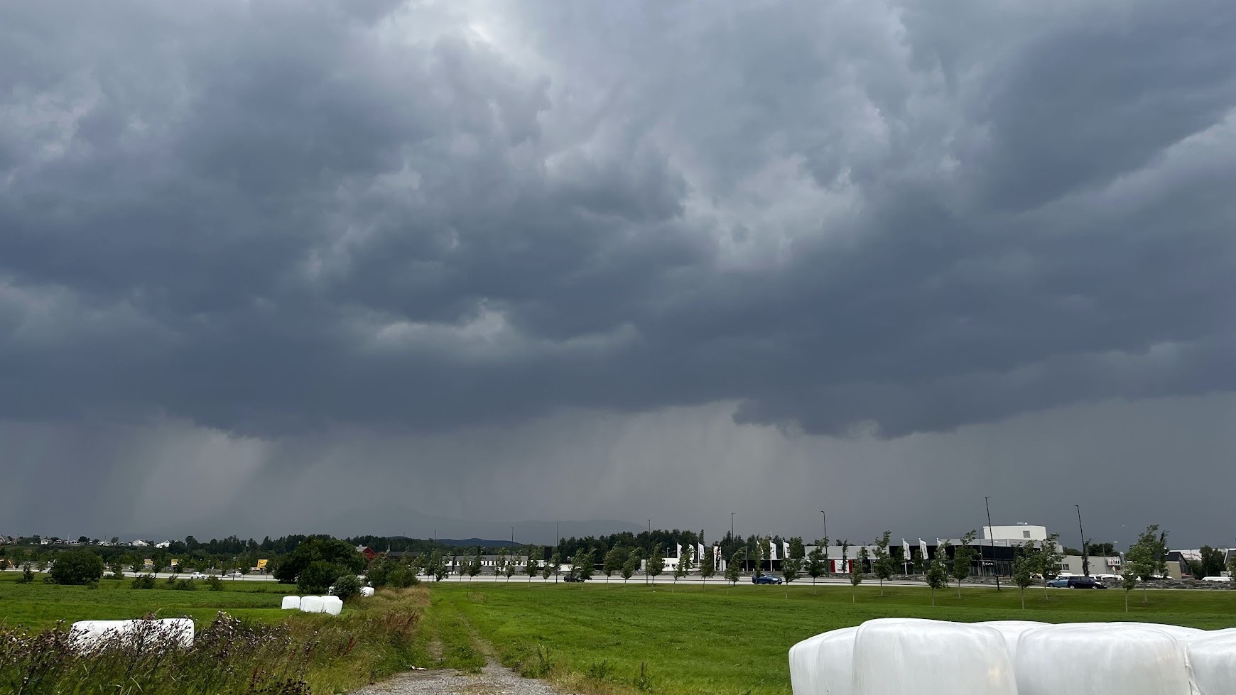 Sommerstorm R&oslash;nvikjordene aug 2023 Christian Malmquist KV NORDL 16-9.jpg