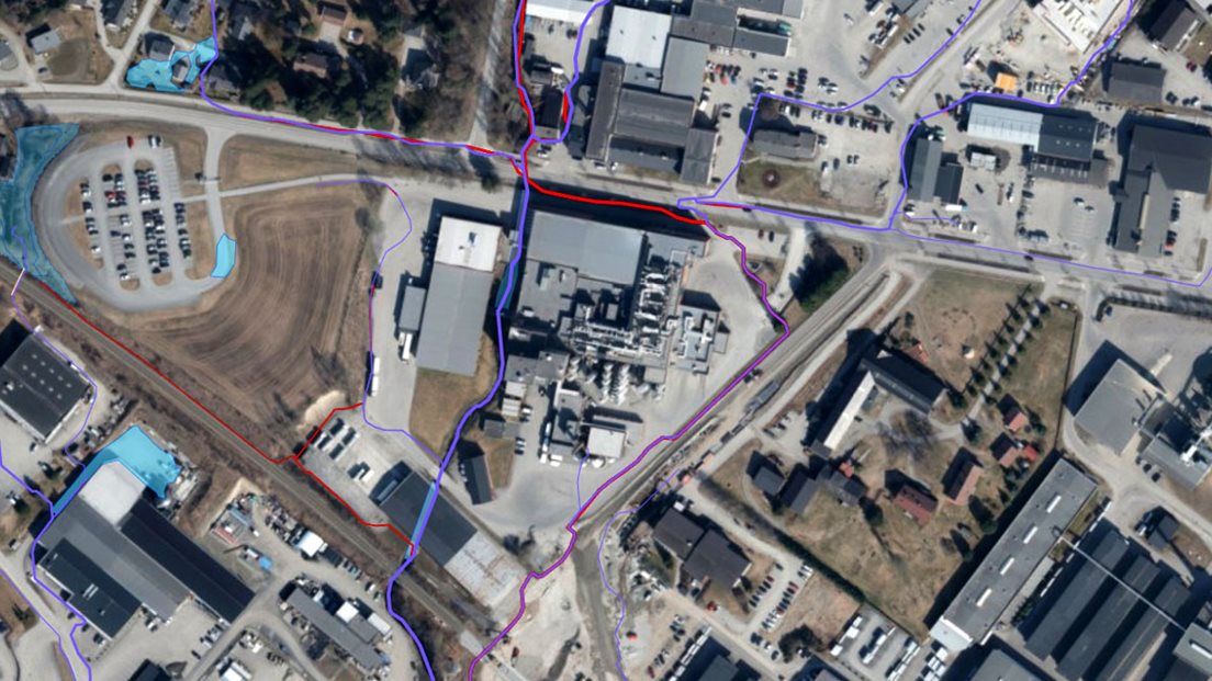 Luftfoto som viser bymiljø med inntegna veier som overvann vil ta ved flomhendelser