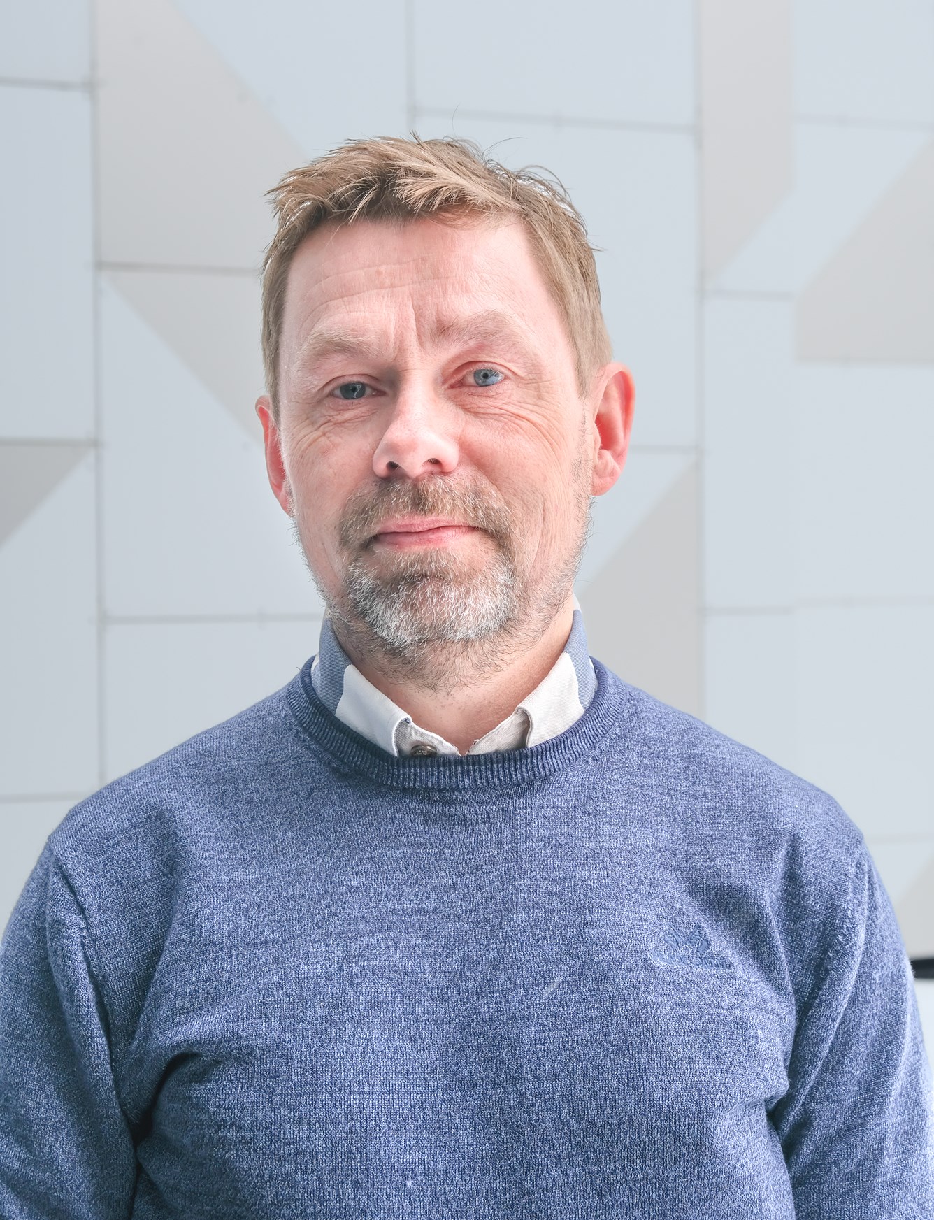 Mann i bl&aring; genser, H&aring;kon D&aring;snes, fylkeskartsjef i Innlandet (Foto: Louise Larsen)