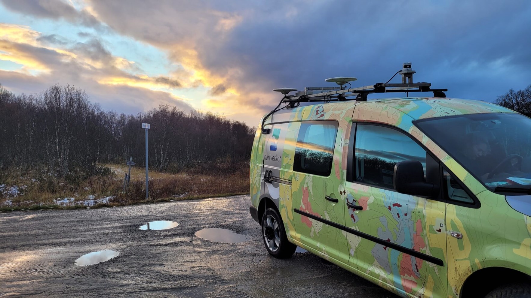 Bil fra Kartverket med posisjonsantenne p&aring; taket