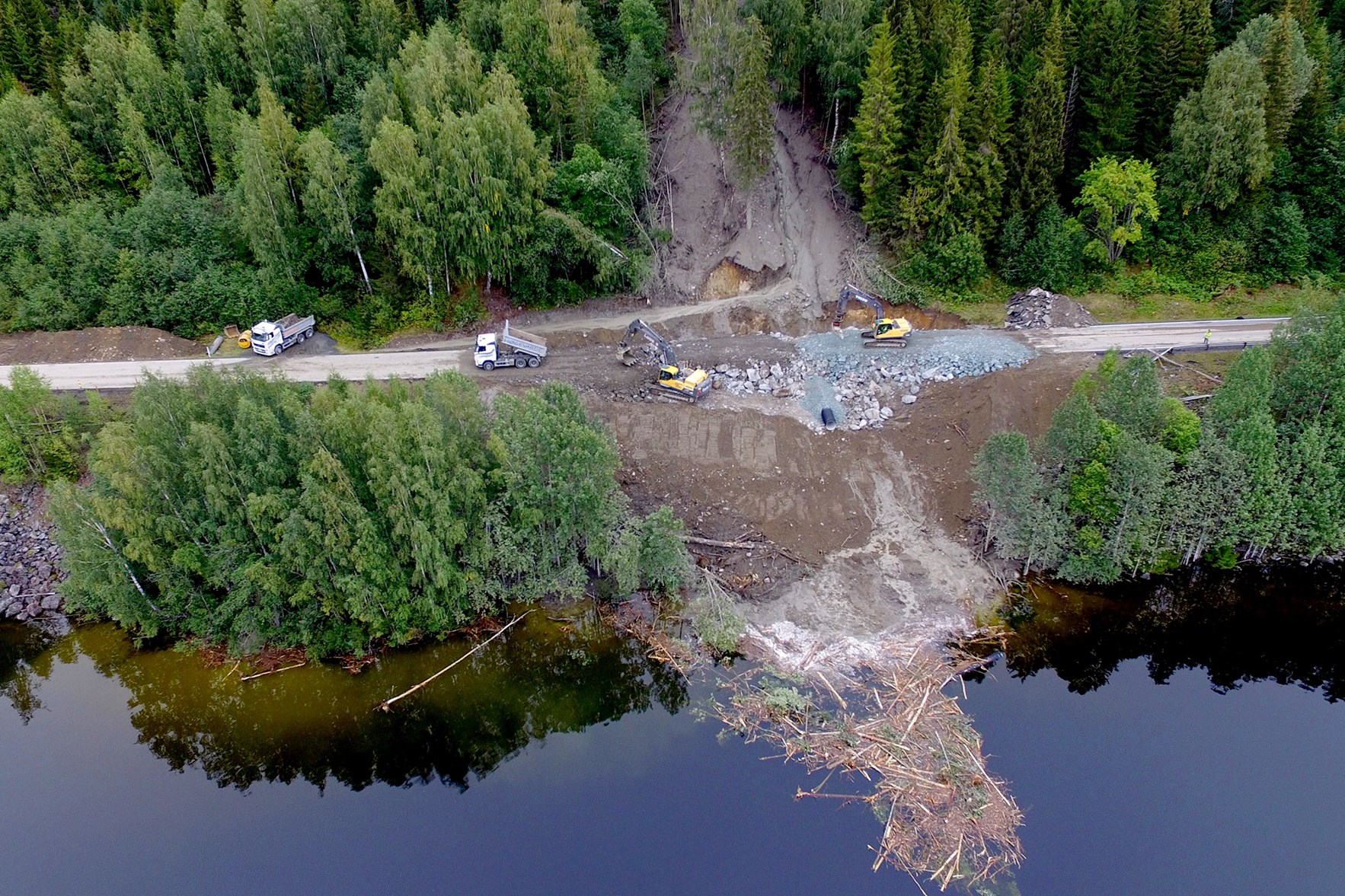 Jordskred over vei ved Kr&oslash;deren.