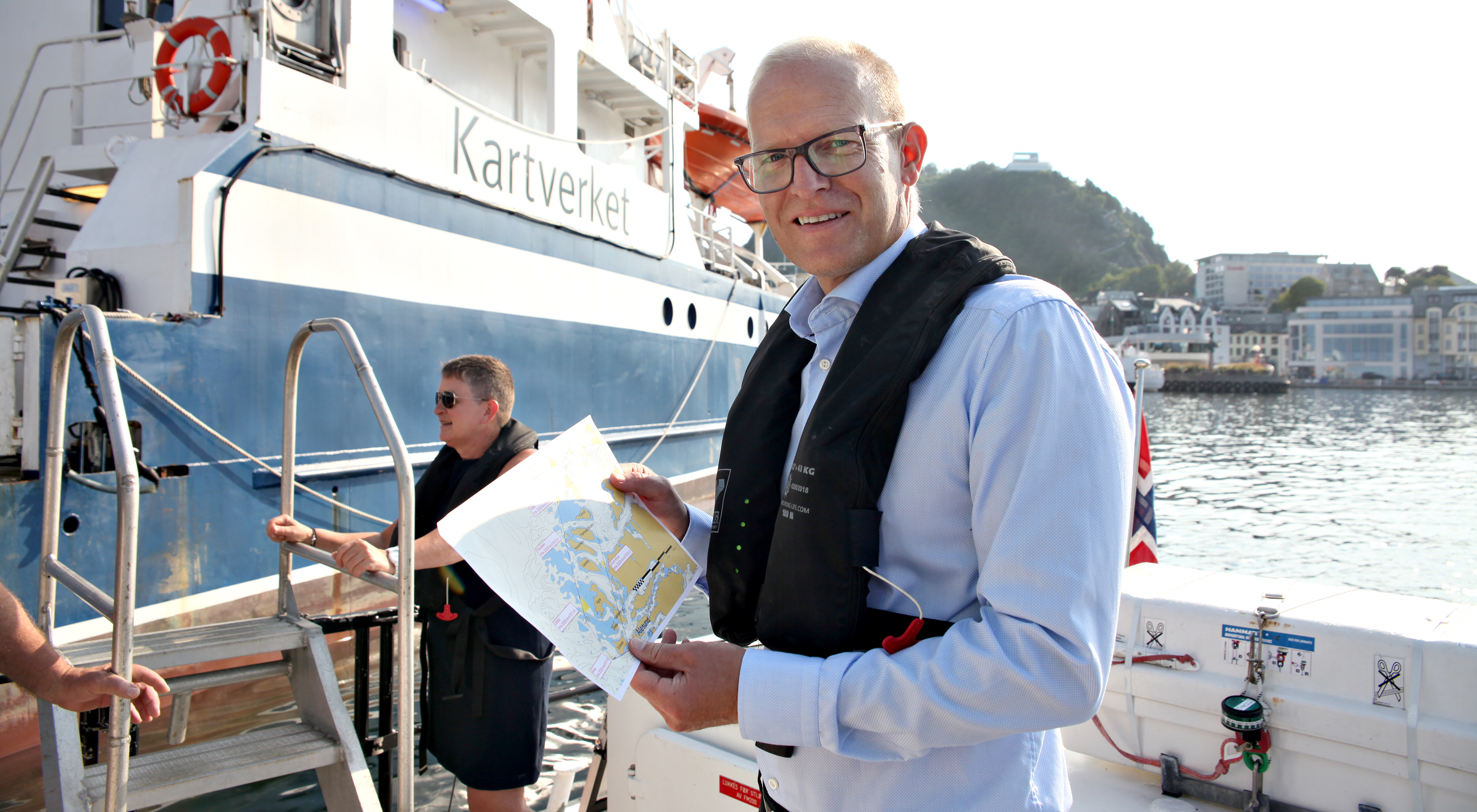 Kartverkssjef Johnny Welle st&aring;r p&aring; ei kai i &Aring;lesund foran Kartvekrets fart&oslash;y MS Hydrograf.