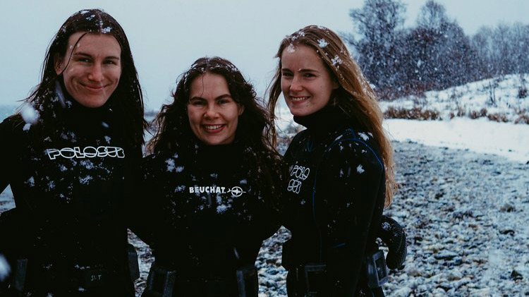 Stine Skalmerud, Juni Bj&oslash;rneset og Ida S&oslash;hol, ikledd v&aring;tdrakt, st&aring;r i fj&aelig;ra. Det sn&oslash;r ute. Foto: Mauro Pau