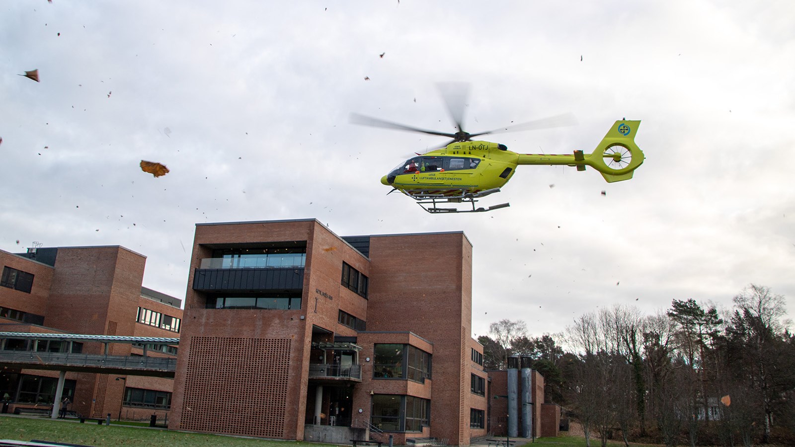 Eit helikopter fr&aring; Norsk Luftambulanse landar ved campus p&aring; UiA i Kristiansand.