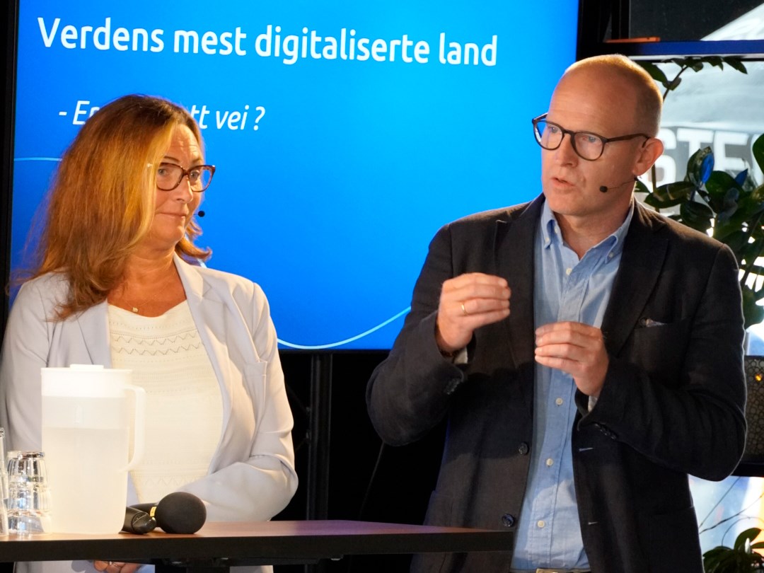 Kartverkssjef Johnny Welle i debatt p&aring; Arendalsuka sammen med Mariann Hornnes, assisterende helsedirekt&oslash;r i Helsedirektoratet. Verdens mest digitaliserte land, st&aring;r p&aring; en skjem bak dem. 