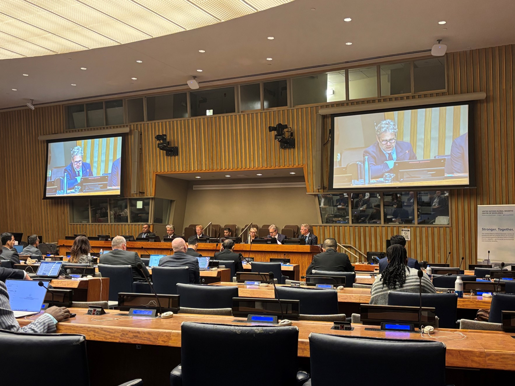 Foto fra FN-bygningen med forsamling foran storskjerm som viser viseambassad&oslash;r Andreas L&oslash;vold