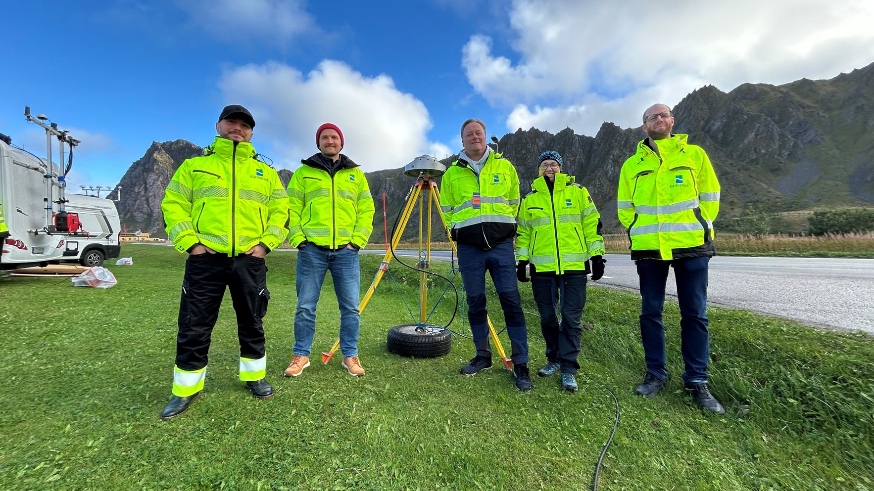 Fem ansatte fra Kartverket i refleksjakker foran teknisk utstyr utend&oslash;rs p&aring; And&oslash;ya