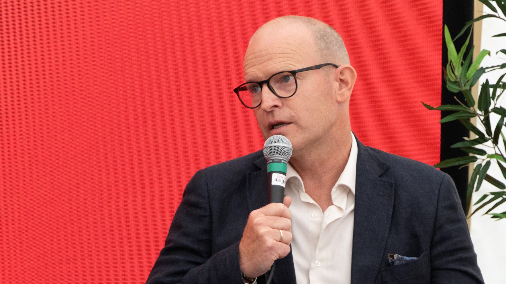 Kartverkssjef Johnny Welle snakker i en mikrofon.