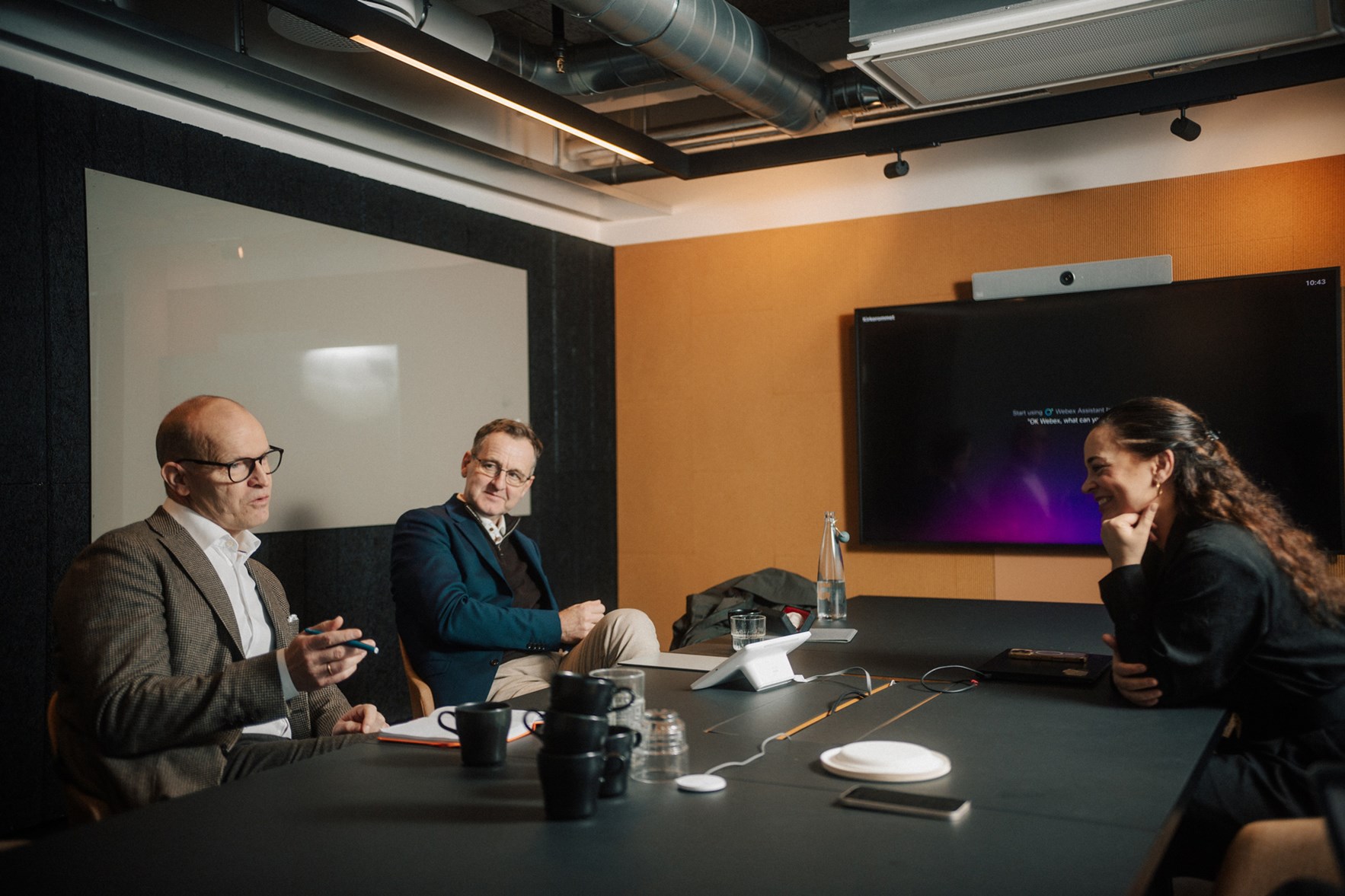 Johnny Welle og Knut K. Bj&oslash;rgaas i samtale med Liv Dings&oslash;r runde et bord i et m&oslash;terom.