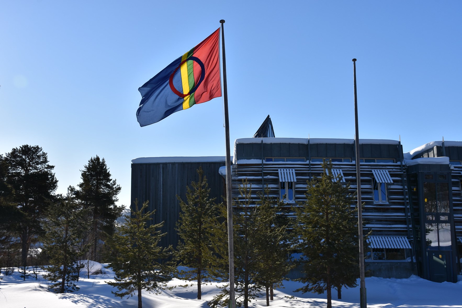 Sameflagget foran sametinget Foto &Aring;se M.P. Pulk-S&aacute;mediggi.jpg
