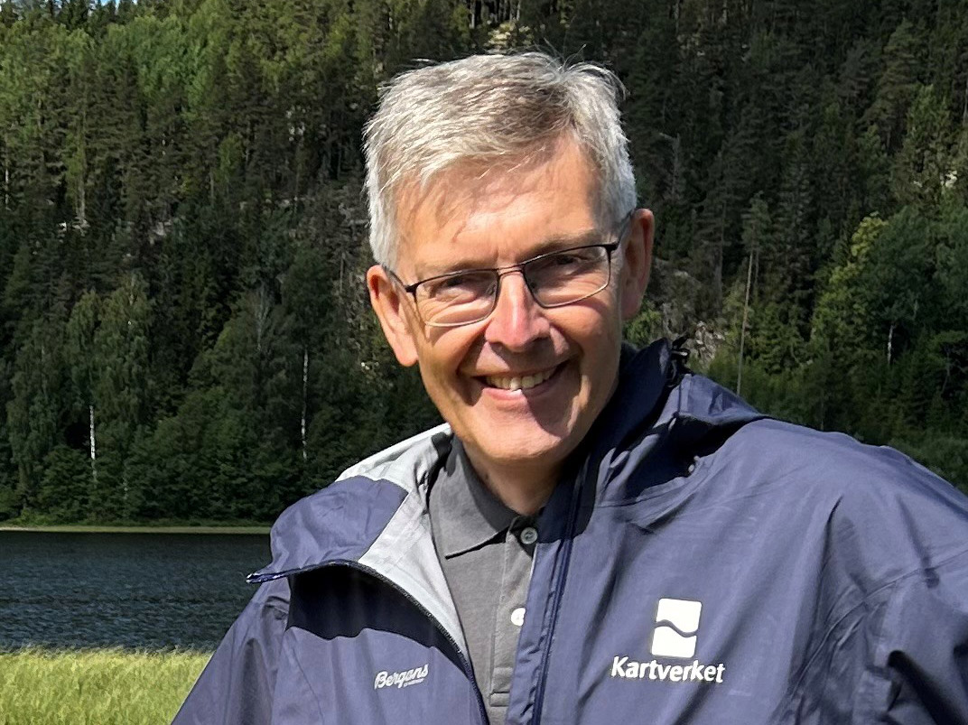 Anders &Oslash;steraas i Kartverket med tett granskog i bakgrunnen. Foto: Synne Storvik, Kartverket