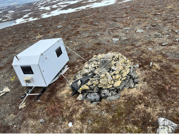 Campingvogn festet til ei riksr&oslash;ys p&aring; grensen mellom Norge og Finland. Det er ikke lov. Foto: Kartverket