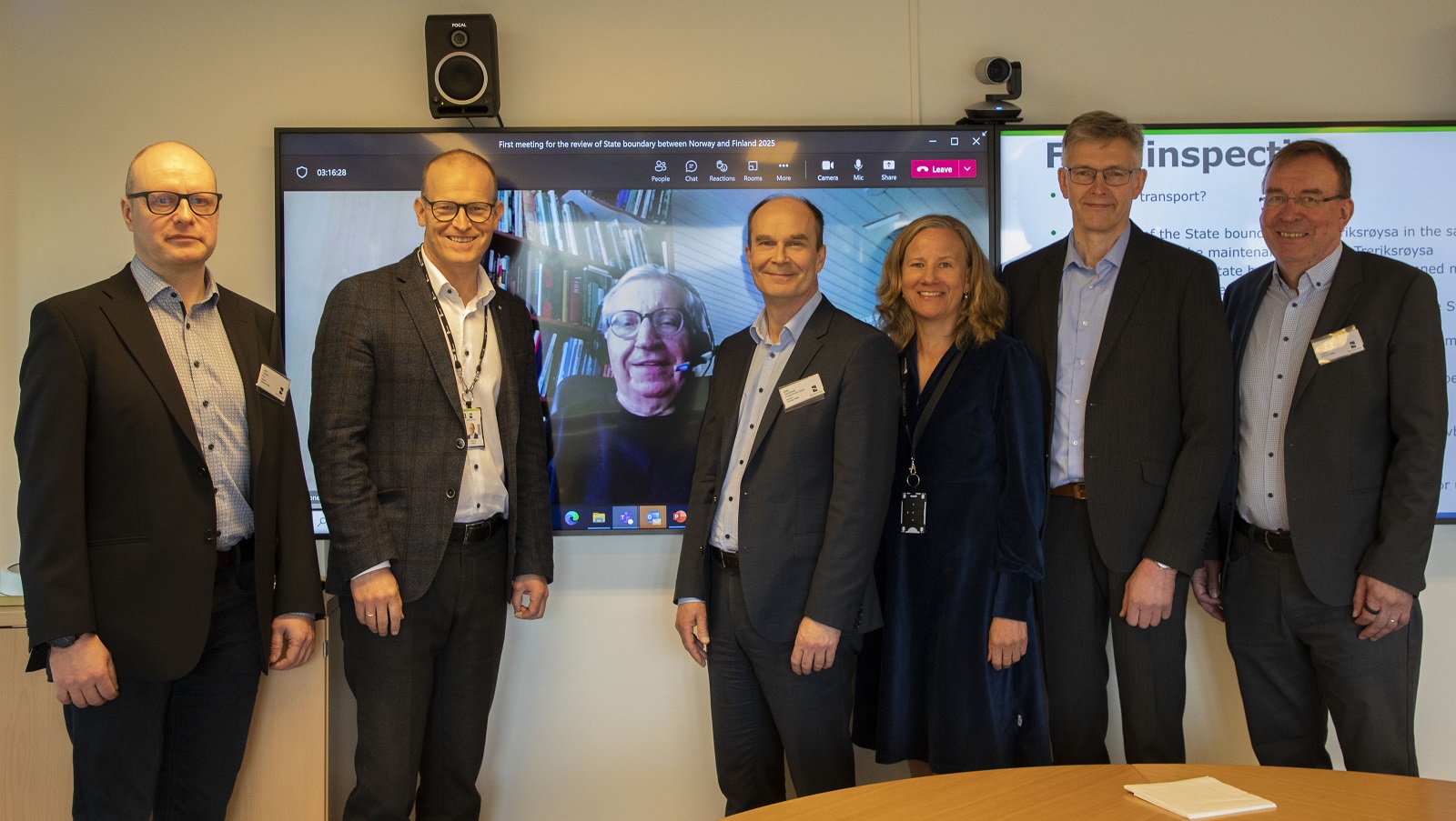 Bilde av m&oslash;tedeltakere p&aring; grensekommisjonsm&oslash;te