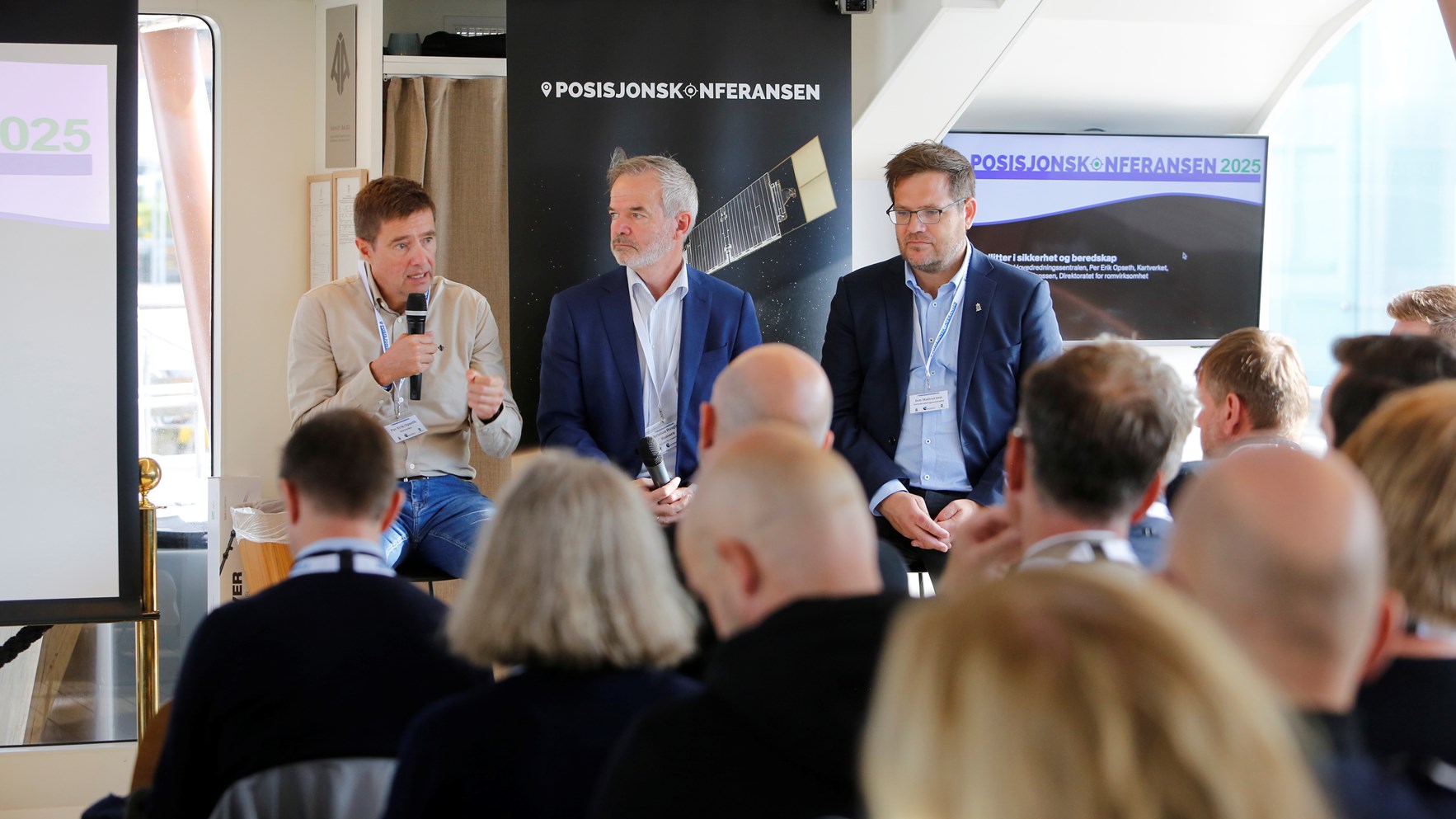 Per Erik Opseth, Jon Halvorsen og Christian Hauglie-Hanssen sitter foran publikum p&aring; Posisjonskonferansen. Per Erik snakker i en mikrofon.