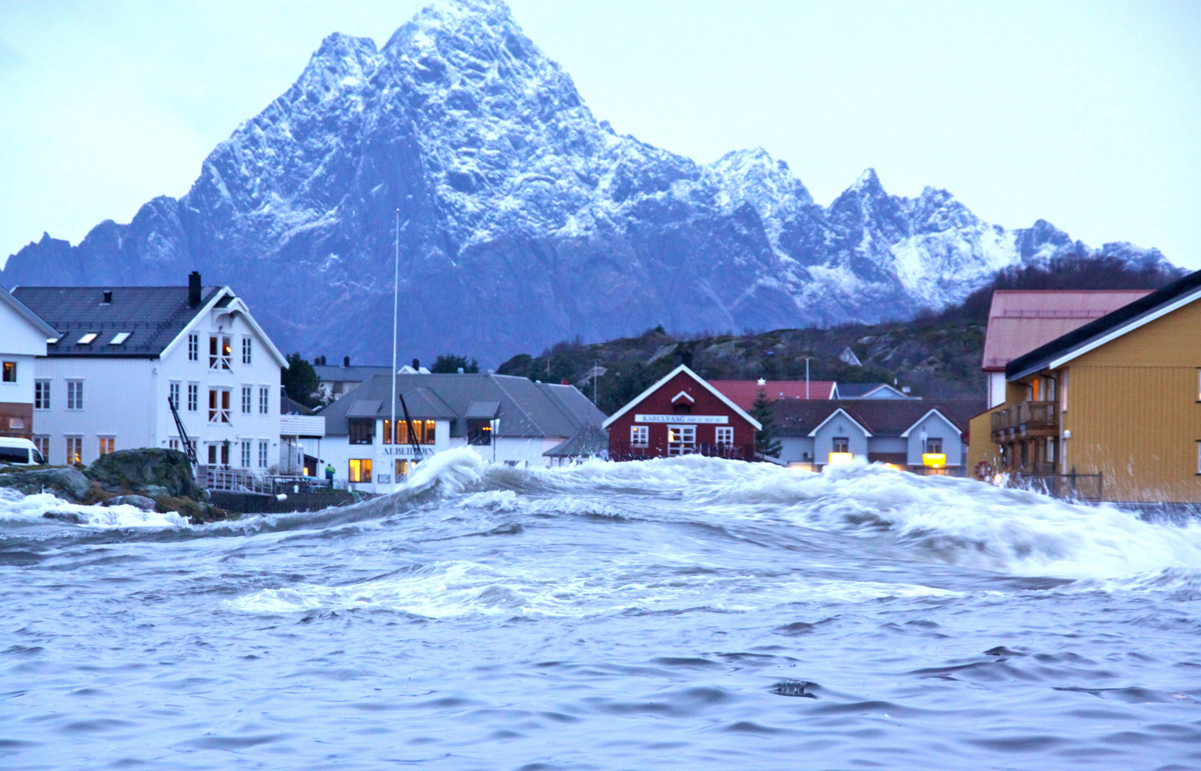 Stormflo slår inn over torget i Kabelvåg i Lofoten. Foto: Jan Ivar Rødli/Promo Norge