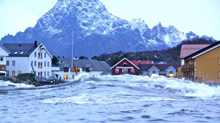 Stormflo og bølgar slår innover mot Kabelvåg.